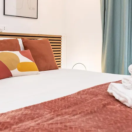 Modern Flat 3 Bed Near Center *