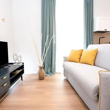 Modern Flat 3 Bed Near Center *